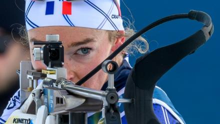 Lou Jeanmonnot participe au relais mixte 4 x 6km de biathlon, le 8 février 2026 à Anterselva en Italie