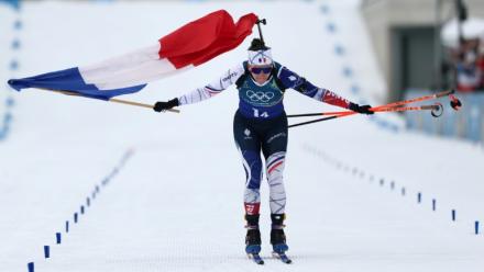 Julia Simon franchit en tête la ligne d'arrivée du relais féminin, remporté par la France le 18 février aux JO de Milan Cortina.