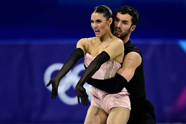 Laurence Fournier Beaudry et son partenaire Guillaume Cizeron lors de l'épreuve de danse rythmique aux Jeux de Milan Cortina, le 9 février 2026 
