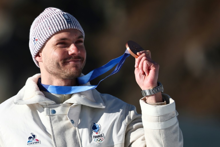 Le biathlète français Emilien Jacquelin, médaillé de bronze en poursuite aux JO de Milan Cortina, le 15 février 2026 à Anterselva
