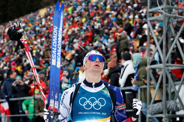 Le biathlète français Eric Perrot, médaillé d'argent de l'individuel, aux JO de Milan Cortina, le 10 février 2026 à Anterselva