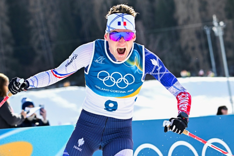 Mathis Desloges célèbre sa médaille d'argent au skiathlon, la première médaille de l'équipe de France aux JO de Milan Cortina, le 8 février 2026 à Tesero