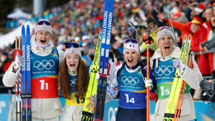 (De gauche à droite): Éric Perrot, Lou Jeanmonnot, Julia Simon et Quentin Fillon Maillet après leur titre sur le relais mixte des JO-2026, à Anterselva, en Italie, le 8 février 2027