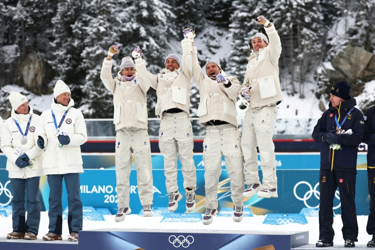 Les biathlètes français Fabien Claude, Emilien Jacquelin, Quentin Fillon Maillet et Eric Perrot médaillés d'or du relais 4 x 7,5 km des JO-2026 à Anterselva le 17 février 2026 en Italie 
