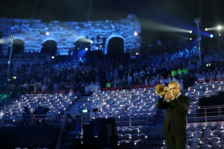 Le trompettiste italien Paolo Fresu interprète l'hymne italien lors de la cérémonie de clôture des Jeux de Milan Cortina le 22 février 2026 dans les Arènes de Vérone
