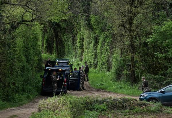 Des gendarmes lors des opérations de recherche pour localiser la joggeuse disparue Agathe Hilairet à Vivonne, le 13 avril 2025 dans la Vienne