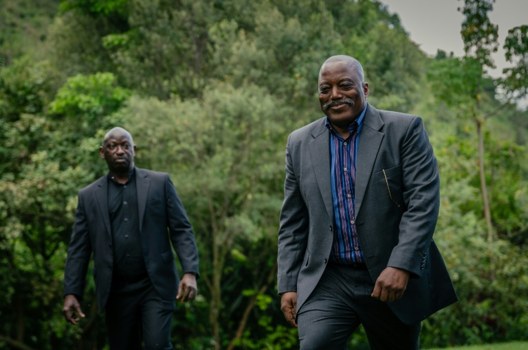L'ancien président de la RDC, Joseph Kabila (d), lors d'une rencontre avec des dirigeants de diverses confessions religieuses dans l'une de ses résidences à Goma, le 29 mai 2025
