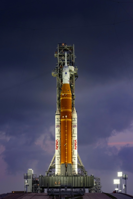 Le lanceur Artémis 2 et le vaisseau Orion sur le pas de tir du Centre spatial Kennedy, le 31 mars 2026 à Cape Canaveral, en Floride