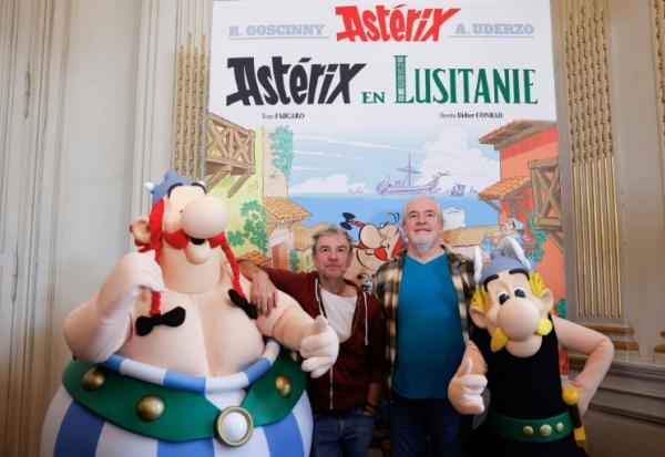 Les auteurs de la série Astérix et Obélix, Fabcaro (au centre à g.) et Didier Conrad (au centre à d.), posent entourés de personnes déguisées en Astérix (d) et Obélix (g), à l'ambassade du Portugal à Paris, le 13 octobre 2025