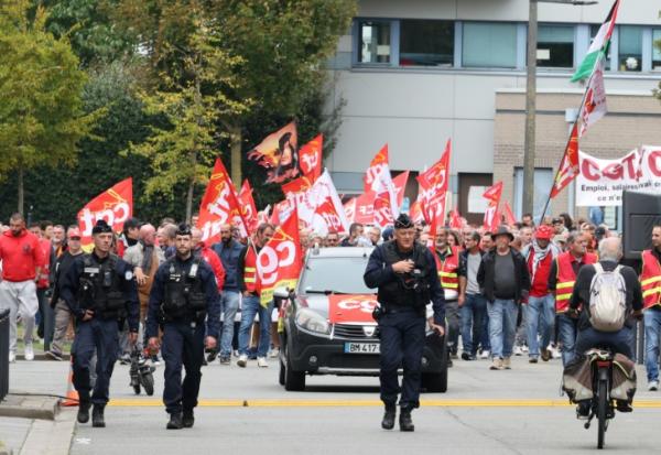 Des manifestants brandissant des drapeaux de la CGT défilent à Valenciennes, dans le nord de la France, le 18 septembre 2025
