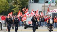 Des manifestants brandissant des drapeaux de la CGT défilent à Valenciennes, dans le nord de la France, le 18 septembre 2025