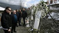 Des membres du syndicat des travailleurs de la compagnie Hellenic Train rendent hommage aux victimes de la collision de Tempi sur le site de l’accident, le 28 février 2026
