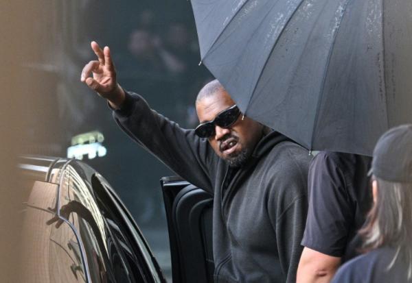 Le rappeur américain Kanye West à son arrrivée à l'aéroport de Shanghaï, le 11 juillet 2025 en Chine