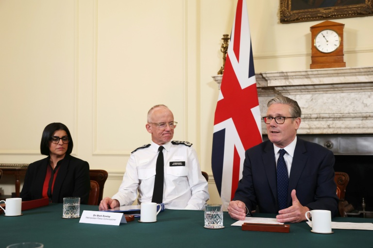 Le Premier ministre britannique Keir Starmer (D) en conférence de presse avec la ministre de l'Intérieur Shabana Mahmood (G) et le commissaire de la POlice métropolitaine Mark Rowley (C) à Londres le 30 avril 2026