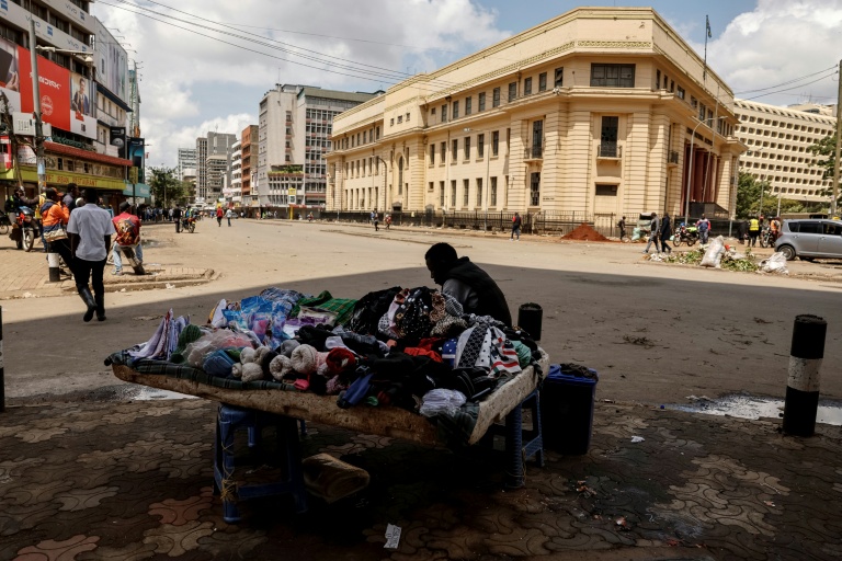 Un vendeur ambulant attend des clients, le 18 mai 2026, jour de grève des transports, dans le centre habituellement trépidant de Nairobi, la capitale du Kenya