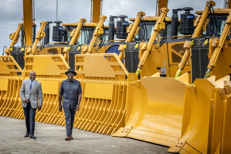 Le président kényan William Ruto (au centre) et le vice-président Kithure Kindiki (à gauche) inspectent des excavatrices et d’autres engins lourds stationnés au port de Lamu (Kenya), le 30 septembre 2026