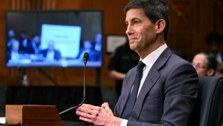 Kevin Warsh, lors de son audition par les sénateurs américains en vue de prendre la présidence de la Réserve fédérale (Fed), le 21 avril 2026 à Washington