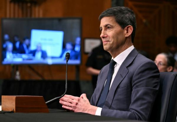 Kevin Warsh, candidat à la présidence de la Réserve fédérale américaine, lors d'une audition de la commission bancaire du Sénat sur sa nomination au Capitole, le 21 avril 2026 à Washington