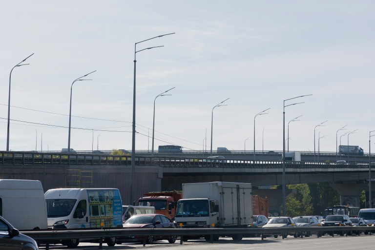 Des embouteillages à Kyiv le 2 octobre 2026, où la circulation était paralysée après la fermeture de l’un des principaux ponts de la ville à la suite d’une nouvelle vague de frappes de drones russes
