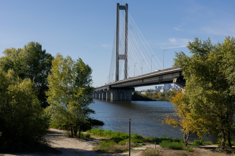 Le pont Sud de Kiev après une frappe de drone russe le 1er octobre 2026, qui a ensuite été fermé à la circulation