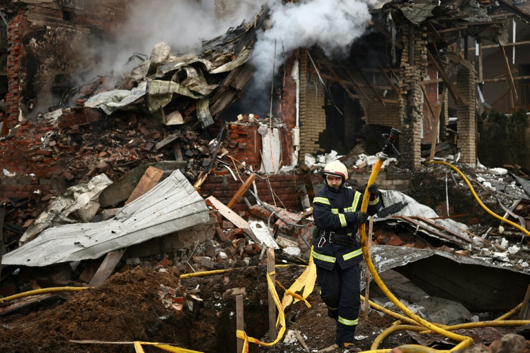 Un pompier ukrainien dans les décombres d'une maison détruite par une attaque aérienne à Sofiivska Borshchagivka, dans la région de Kiev, le 22 février 2026