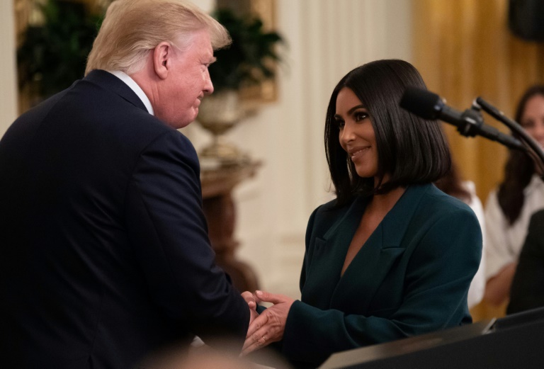 Kim Kardashian serre la main de Donald Trump, lors d'une visite à la Maison Blanche, le 13 juin 2019