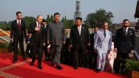 Cette photo distribuée par l'agence d'État russe Sputnik, montre le président russe Vladimir Poutine marchant avec le président chinois Xi Jinping, le dirigeant nord-coréen Kim Jong Un et le Premier ministre pakistanais Shehbaz Sharif avant un défilé militaire marquant le 80e anniversaire de la victoire sur le Japon et la fin de la Seconde Guerre mondiale, sur la place Tiananmen à Pékin le 3 septembre 2025