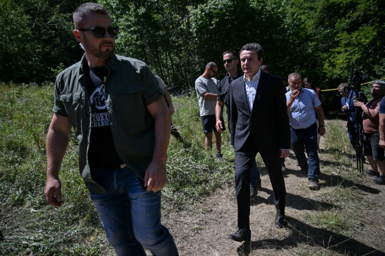 Le Premier ministre du Kosovo Albin Kurti (C) arrive sur les lieux où sept dépouilles ont été retrouvées dans une fosse commune qui pourrait contenir les restes de plus de vingt Kosovars albanais disparus pendant la guerre des années 1990, à Kalludër, dans le nord du pays 