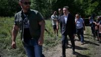 Le Premier ministre du Kosovo Albin Kurti (C) arrive sur les lieux où sept dépouilles ont été retrouvées dans une fosse commune qui pourrait contenir les restes de plus de vingt Kosovars albanais disparus pendant la guerre des années 1990, à Kalludër, dans le nord du pays 