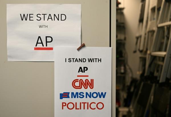 Des affichettes de soutien à des médias critiqués par Donald Trump accrochées dans la salle de presse de la Maison Blanche, à Washington, le 21 septembre 2026