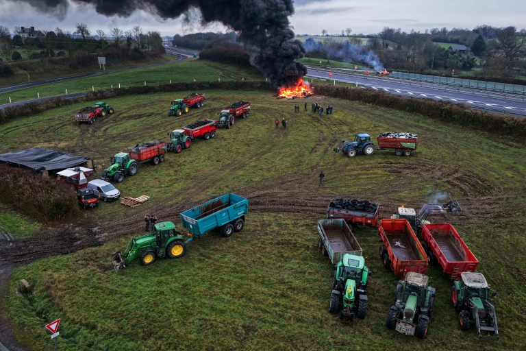 Vue aérienne d'un départ de feu lors d'un blocus d'agriculteurs au niveau de l'autoroute A84, le 5 janvier 2026 à Poilley dans la Manche