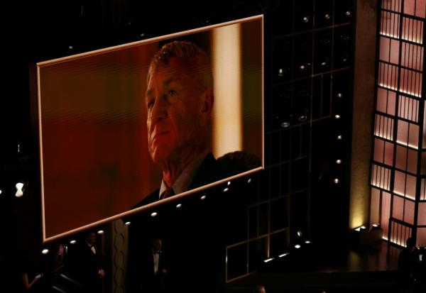 Une photo de l'acteur américain Sean Penn projetée sur scène après avoir remporté l'Oscar du meilleur acteur dans un second rôle pour "Une bataille après l'autre" lors de la 98e cérémonie des Oscars à Hollywood, en Californie, le 15 mars 2026