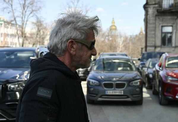 L'acteur américain Sean Penn marche dans une rue de Kiev, la capitale ukrainienne, le 16 mars 2026