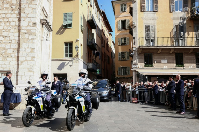 Le corbillard transportant le cercueil de Loana Petrucciani arrive à la cathédrale de Sainte-Reparate à Nice, le 10 avril 2026