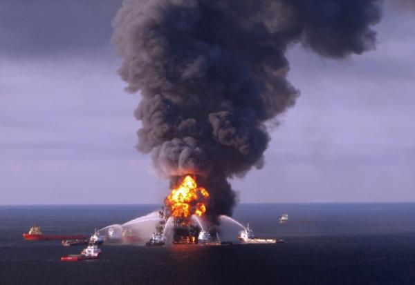 Des navires de secours tentent d'éteindre les flammes provoquées par l'explosion de la plateforme pétrolière Deepwater Horizon, au large des côtes américaines, le 21 avril 2010