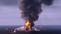 Des navires de secours tentent d'éteindre les flammes provoquées par l'explosion de la plateforme pétrolière Deepwater Horizon, au large des côtes américaines, le 21 avril 2010