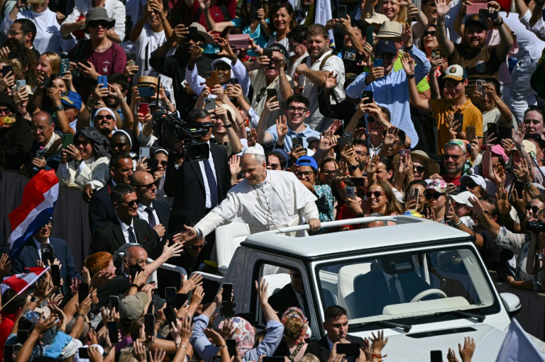 Le pape Léon XIV à bord de la papamobile salue les fidèles après avoir présidé une messe et la canonisation du bienheureux Carlo Acutis et de Pier Giorgio Frassati,  place Saint-Pierre au Vatican, le 7 septembre 2025