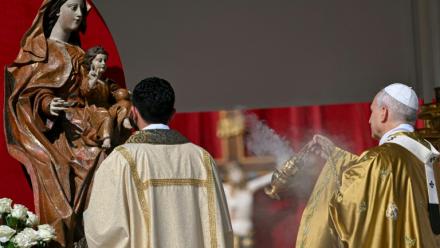 Le pape Léon XIV (d) préside la Sainte Messe et la canonisation du bienheureux Carlo Acutis et de Pier Giorgio Frassati, place Saint-Pierre au Vatican, le 7 septembre 2025