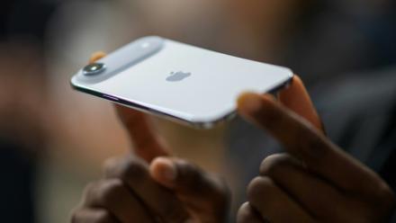 Le nouvel iPhone Air d'Apple présenté lors de l'événement "Awe-Dropping" au Steve Jobs Theater ,sur le campus d'Apple Park à Cupertino, en Californie, le 9 septembre 2025