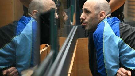 Cédric Jubillar (à droite) assis dans le box des accusés, dans la salle d’audience de la cour d’assises du Tarn à Albi, le 22 septembre 2025