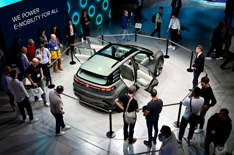 Des visiteurs sur le stand du constructeur automobile allemand Volkswagen lors de l'ouverture du Salon international de l'automobile IAA, le 9 septembre 2025 à Munich, dans le sud de l'Allemagne