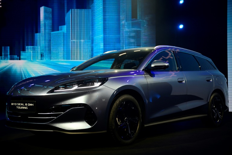 Une voiture de tourisme Seal 6 DM-i de la multinationale chinoise de véhicules électriques BYD, exposée au Salon international de l'automobile IAA, le 8 septembre 2025 à Munich, dans le sud de l'Allemagne