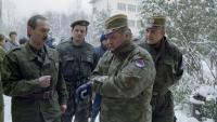 Ratko Mladic, l'ex-chef militaire des Serbes de Bosnie, le deuxième à droite sur la photo, dans la banlieue de Sarajevo, le 15 février 1994