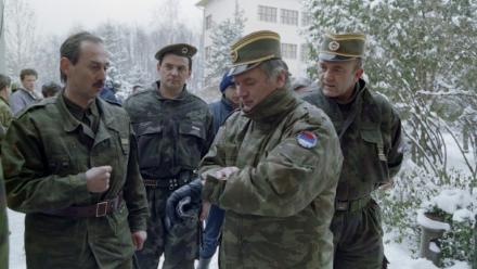 Ratko Mladic, l'ex-chef militaire des Serbes de Bosnie, le deuxième à droite sur la photo, dans la banlieue de Sarajevo, le 15 février 1994