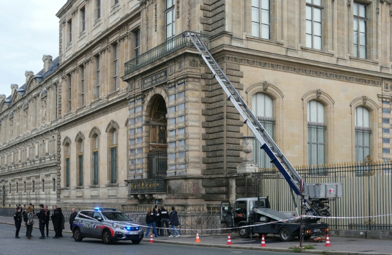 La police française au pied du monte-charge utilisé par les cambrioleurs du musée du Louvre à Paris, le 19 octobre 2025