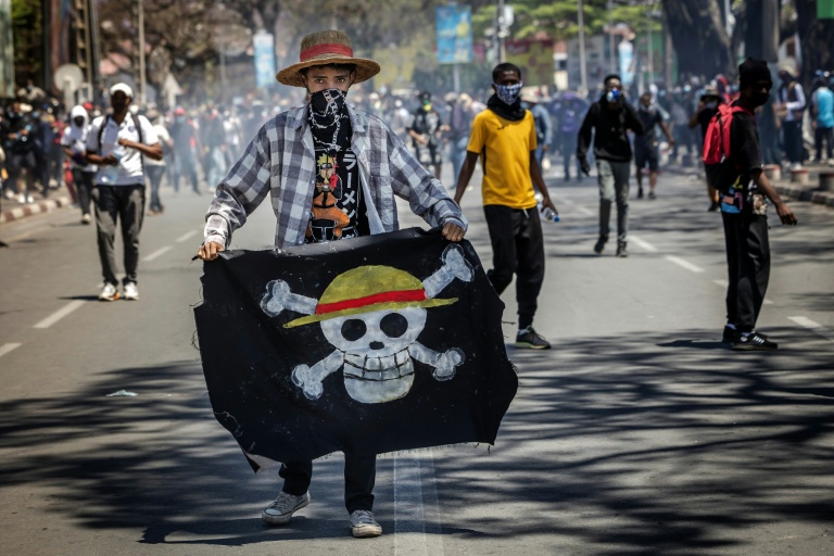 Un étudiant arbore le drapeau pirate du manga One Piece lors d'une manifestation à Antananarivo à Madagascar, le 9 octobre 2025