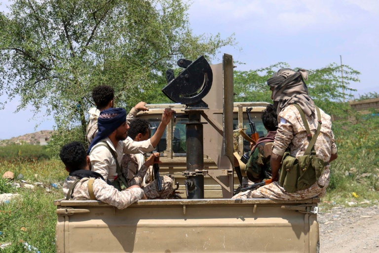 Des forces gouvernementales yéménites soutenues par l'Arabie saoudite dans un camion militaire sur le front de Jabal Han, à l'ouest de la ville de Taëz, le 3 octobre 2026
