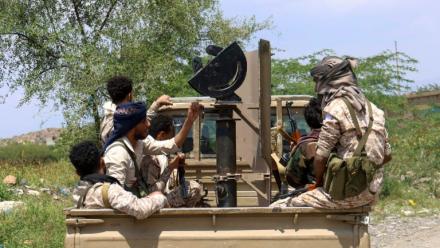 Des forces gouvernementales yéménites soutenues par l'Arabie saoudite dans un camion militaire sur le front de Jabal Han, à l'ouest de la ville de Taëz, le 3 octobre 2026