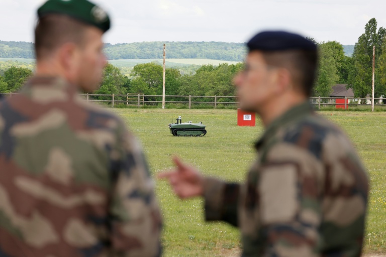 Des officiers français assistent à une démonstration de robots expérimentaux de combat le 6 mai 2025 lors du challenge CoHoMa organisé à Beynes, en région parisienne