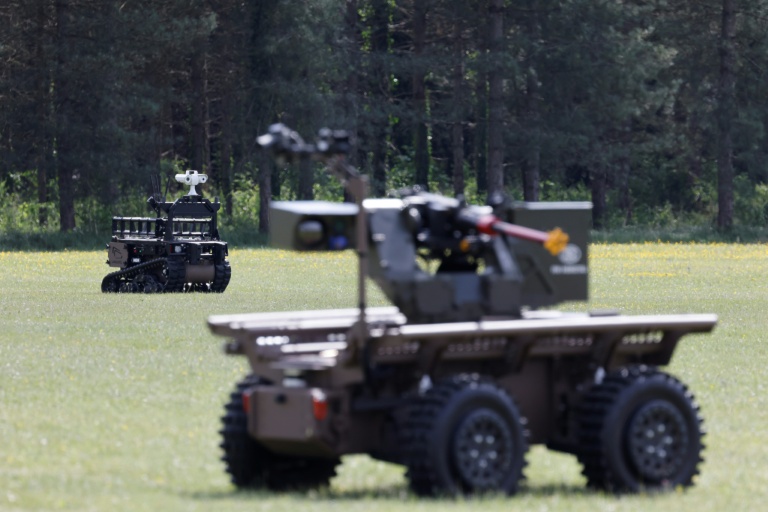 Des robots expérimentaux de combat le 6 mai 2025 lors du challenge CoHoMa organisé à Beynes, en région parisienne